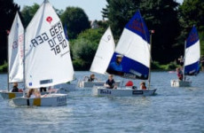 Geschützt das Segeln kennen lernen