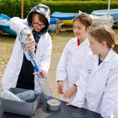 Im Tour-Labor lernen Kinder und Jugendliche spielerisch wissenschaftliche Grundlagen. | Foto: Seglerjugend