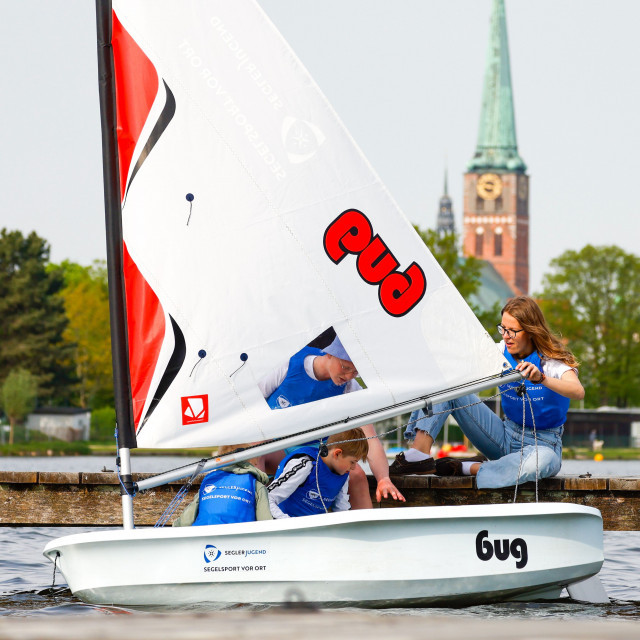 Auf Laser Bug-Jollen können die teilnehmenden Kinder und Jugendlichen erste Segelerfahrungen sammeln. | Foto: Seglerjugend