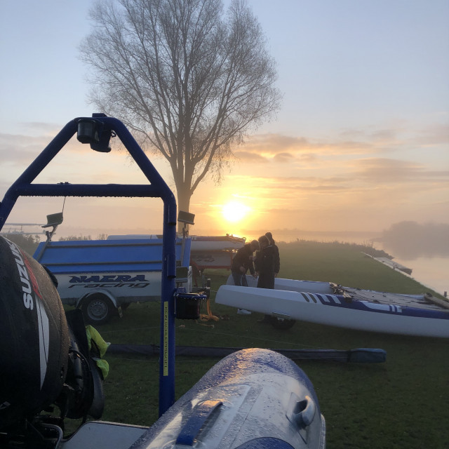 Motorboot als Sicherungsboote sind im Segelsport unverzichbar. Ab 16 kann man den SBF machen. | Foto: Arne