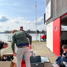 Dierk und Clara vor dem Auspacken | Foto: Privat