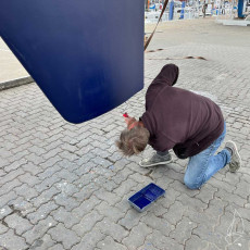 Jasper freut sich über das fertiggewordene Ruder | Foto: Privat