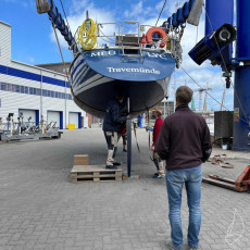 Jasper freut sich über das fertiggewordene Ruder | Foto: Privat