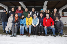 Die offiziellen Wanderpreise und -Pokale der Eisarsch-Regatta konnten in diesem Jahr nicht ausgesgelt werden, stattdessen gab es Marzipan von Niederegger für die besten Werfer im Gummistiefel-Weitwurf. | Foto: Dr. Udo Ott