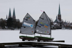 Die offiziellen Wanderpreise und -Pokale der Eisarsch-Regatta konnten in diesem Jahr nicht ausgesgelt werden, stattdessen gab es Marzipan von Niederegger für die besten Werfer im Gummistiefel-Weitwurf. | Foto: Dr. Udo Ott