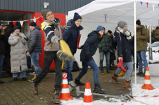 Die offiziellen Wanderpreise und -Pokale der Eisarsch-Regatta konnten in diesem Jahr nicht ausgesgelt werden, stattdessen gab es Marzipan von Niederegger für die besten Werfer im Gummistiefel-Weitwurf. | Foto: Dr. Udo Ott