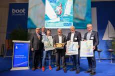 v.l.n.r: Lutz Kleinfeldt, Stadtpräsident Henning Schumann, Bürgermeister Jan Lindenau, Frank Schärffe, Frauke Klatt, Jens Kath, boot-Director Petros Michelidakis, Gesamt-Wettfahrtleiter Anderl Denecke | Foto: segel-bilder.de/Travemünder Woche