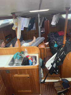 die erleichterte Crew nach der Ankunft in Horta | Foto: Clara