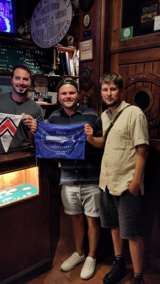 die erleichterte Crew nach der Ankunft in Horta | Foto: Clara