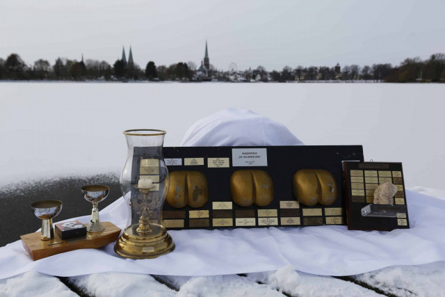 Die offiziellen Wanderpreise und -Pokale der Eisarsch-Regatta konnten in diesem Jahr nicht ausgesgelt werden, stattdessen gab es Marzipan von Niederegger für die besten Werfer im Gummistiefel-Weitwurf. | Foto: Dr. Udo Ott