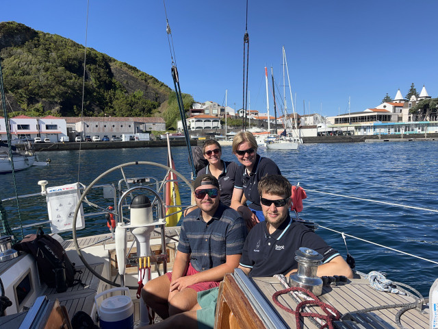 die erleichterte Crew nach der Ankunft in Horta | Foto: Clara