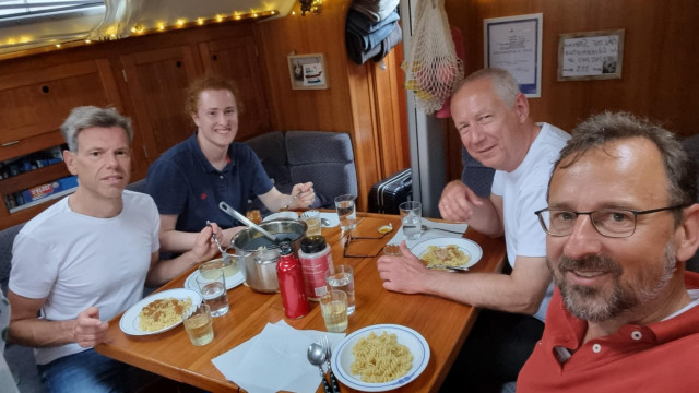 Crew der Etappe 31 bei gemütlichem Auftakt-Dinner mit Lichterkette | Foto: Oliver