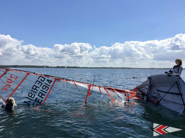 Beim Kentern auf der Ziellinie ist Kontakt zum Boot zu halten, ansonsten gilt der Zieldurchgang nicht. | Foto: Arne Holweg