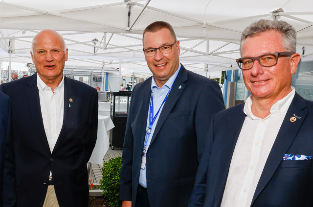 Jens Kath (Mitte) bleibt auch nach seinem Ausscheiden aus dem LYC-Vorstand der Sportdirektor der Travemünder Woche - sehr zur Freude des LYC-Vorsitzenden Lutz Kleinfeldt (rechts) und TW-Geschäftsführer Frank Schärffe (links) | Foto: segel-bilder.de