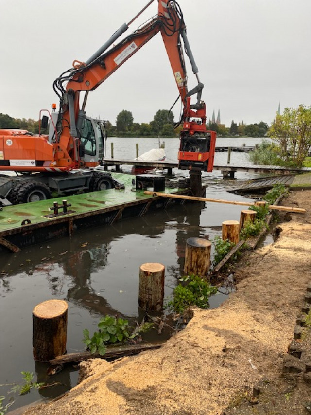 Schweres Gerät für die Arbeiten am Ufer | Foto: LYC